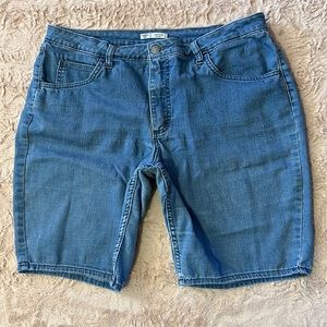 Mid rise Bermuda Jean shorts in size 18 M